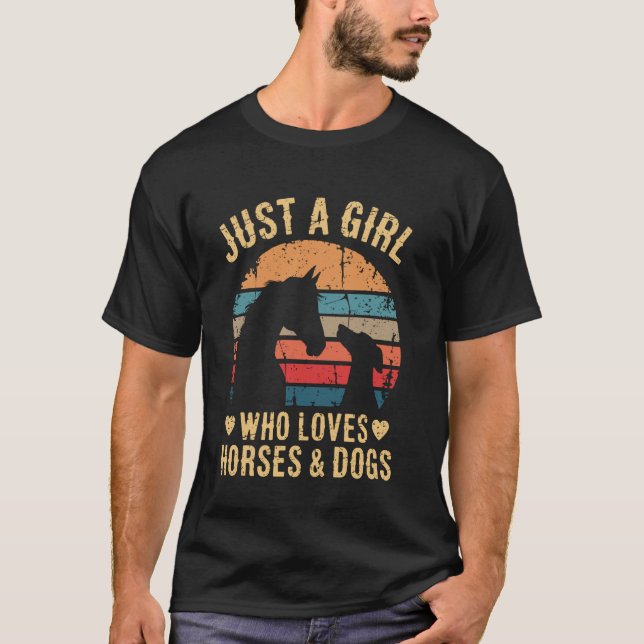 Camiseta Apenas Uma Menina Que Ama Cavalos e Cães Western V (Frente)