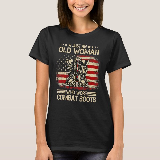 Camiseta Apenas Uma Mulher Velha Que Vestiu Combate Boot Do (Frente)