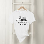 Camiseta Apenas uma rainha construindo sua citação negra<br><div class="desc">Esta fabulosa design de camiseta branca para as suas características "Apenas uma Rainha a construir o seu império", uma citação divertida e inspiradora, a preto. Uma coroa e as estrelas acenam a design de tipografia na moda. Faz um presente de excelente para um especialista em TI, proprietário de pequenas empresas...</div>