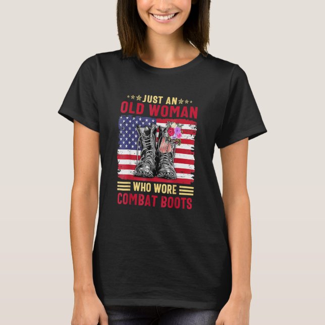 Camiseta Apenas Uma Velhinha Que Usa Combate Boots American (Frente)