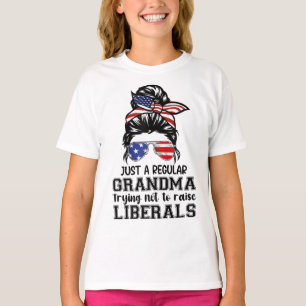 Camiseta Apenas uma vovó normal tentando não levantar lib