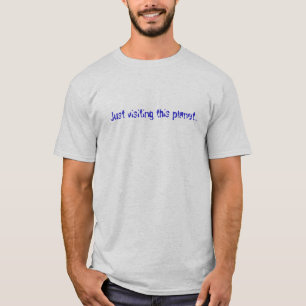 Camiseta Apenas visitando este planeta…