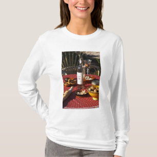 Camiseta Aperitivo e aperitivos preparados: pão, azeitonas,