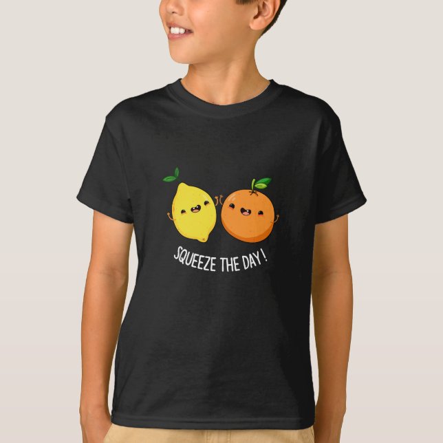 Camiseta Aperte O Dia Positivo Da Fruta Pun Dark BG (Frente)
