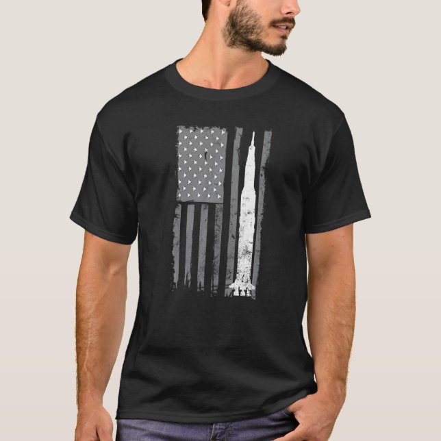 Camiseta Apollo 11 Saturn V Rocket American Flag Space Laun (Frente)