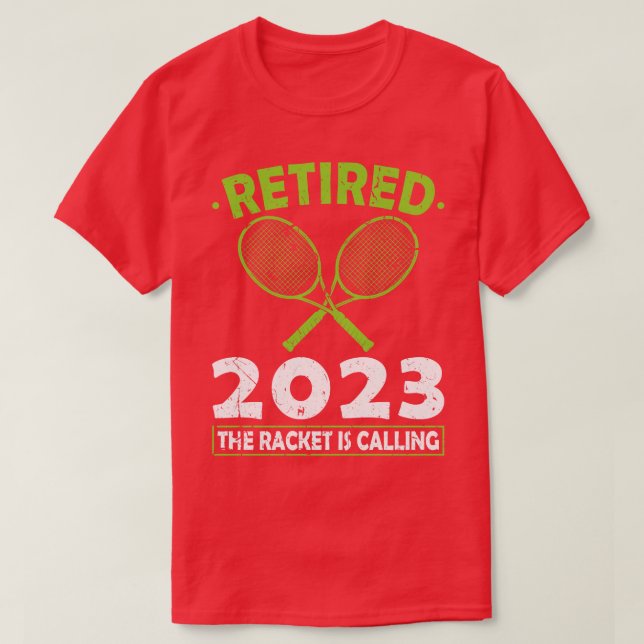 Camiseta Aposentado 2023 O Tênis Racket Está Chamando Tênis (Frente do Design)