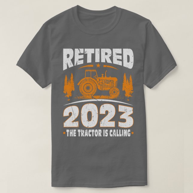 Camiseta Aposentado 2023 O Trator Está Chamando De Farmer (Frente do Design)