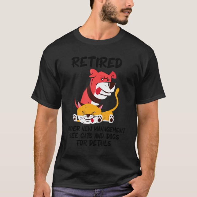 Camiseta Aposentado Sob Nova Administração Veja Gatos E Cãe (Frente)