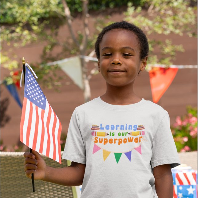 Camiseta Aprender é o nosso Design de crianças super podero (Criador carregado)