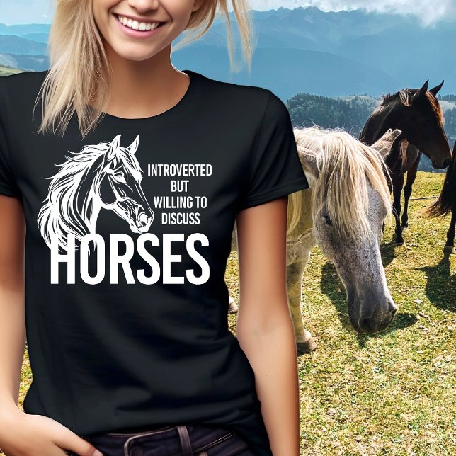 Camiseta Apresentado mas disposto a discutir cavalos engraç (Introverted but willing to discuss horses funny woman T-Shirt)