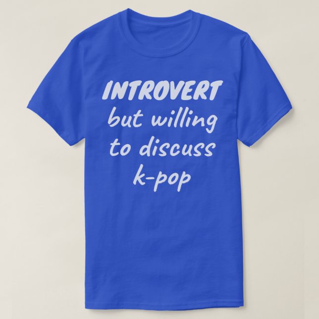 Camiseta Apresentamos mas discutindo o kpop (Frente do Design)