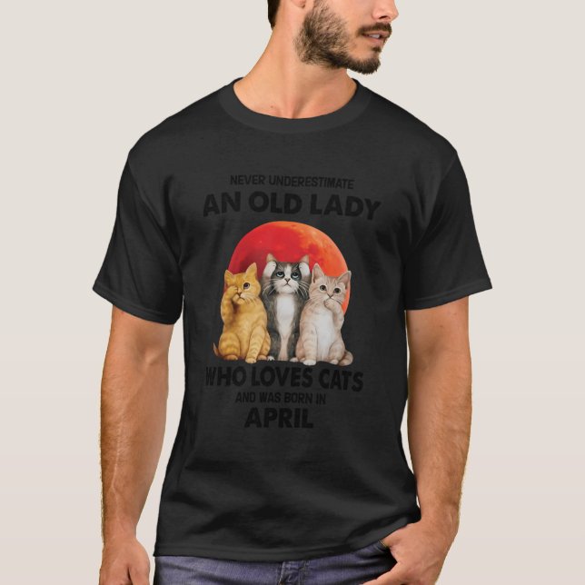Camiseta April Nunca Subestima Uma Velhinha Que Ama Ca (Frente)