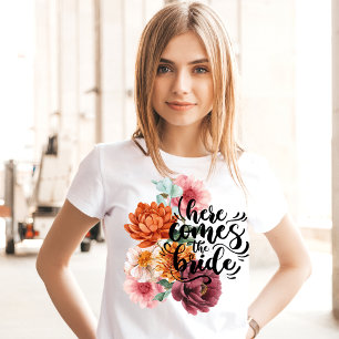 Camiseta Aquarela floral aqui vem a noiva