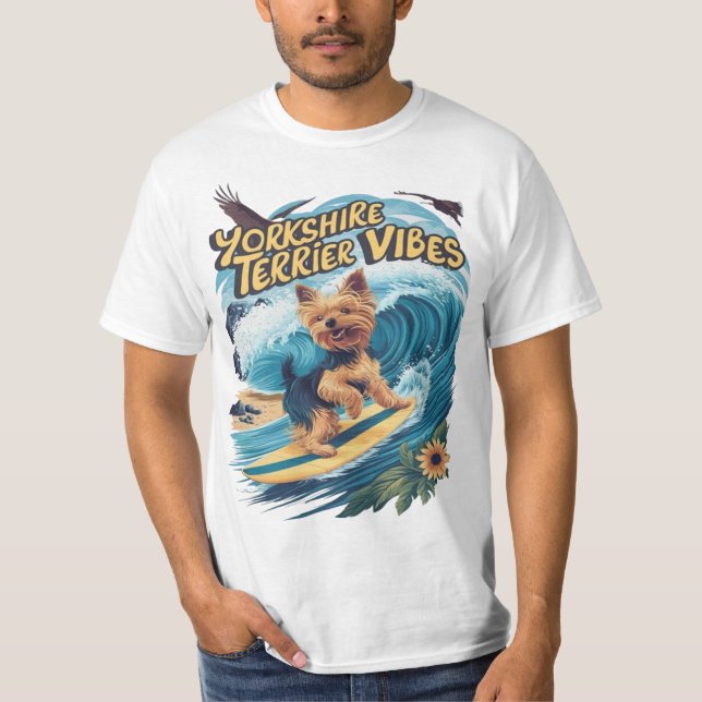 Camiseta Aquatic Yorkshire Terrier surfando na onda (Frente)