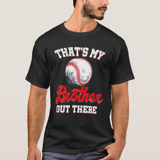 Camiseta Aquele Meu Irmão Lá Fora Irmã De Baseball (Frente)