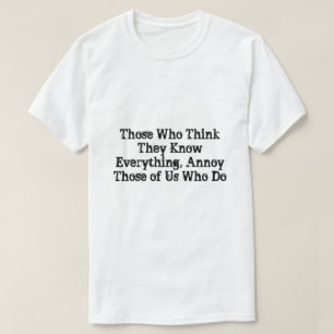 Camiseta Aqueles Que Pensam Que Sabem Tudo, Enlouquecem Aqu