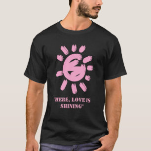 Camiseta "AQUI O AMOR ESTÁ BRILHANDO"   Monograma de Casal 