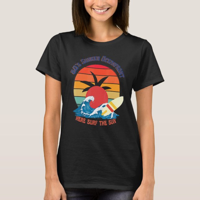 Camiseta Aqui Surf O Sol Retroativo 60s Desvaneceu Verão (Frente)