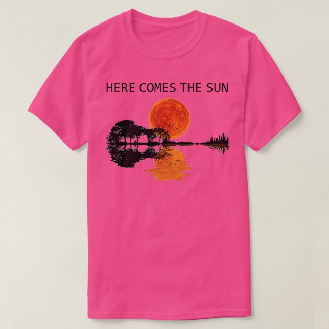 Camiseta Aqui Vem A Água Sombria Da Guitarra Do Sol. (Frente do Design)