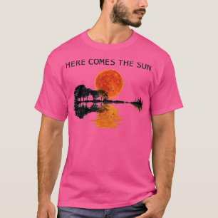 Camiseta Aqui Vem A Água Sombria Da Guitarra Do Sol.