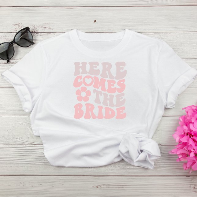 Camiseta Aqui Vem A Festa de solteira Da Noiva (Celebrate the bride-to-be in fun and style at her bachelorette party)