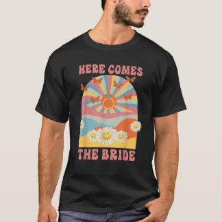 Camiseta Aqui Vem a Noiva 70s Hippie Retro Despedida de Sol