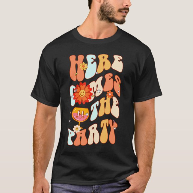 Camiseta Aqui Vem a Noiva da Festa Groovy Acessório de Desp (Frente)