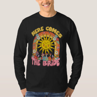 Camiseta Aqui vem a Noiva Groovy Retro Anos 70 Despedida de