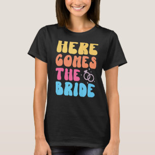 Camiseta Aqui Vem A Noiva Retro Groovy Despedida de Solteir