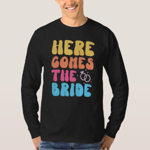Camiseta Aqui Vem A Noiva Retro Groovy Despedida de Solteir