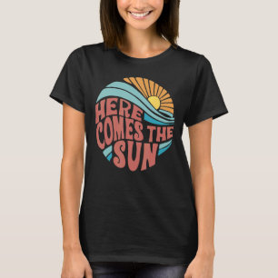 Camiseta Aqui Vem A Praia Da Família Sun Retro Summer Vibe