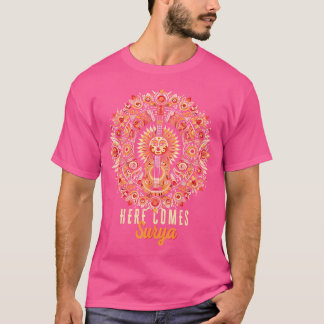 Camiseta Aqui Vem A... Surya
