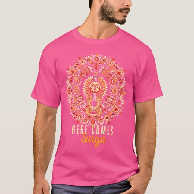 Camiseta Aqui Vem A... Surya (Frente)