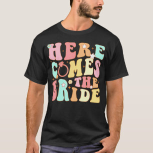 Camiseta Aqui Vêm as Damas de Honra da Noiva Groovy Despedi
