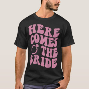 Camiseta Aqui Vem Bride Groovy Groom Envolvido Sra. Solteir