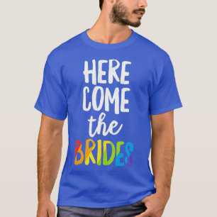 Camiseta Aqui vem ele traz o casamento LGB do Orgulho Lésbi