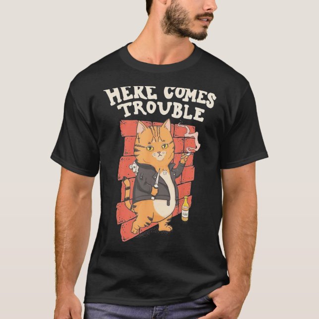 Camiseta Aqui Vem o Gato de Problemas (Frente)
