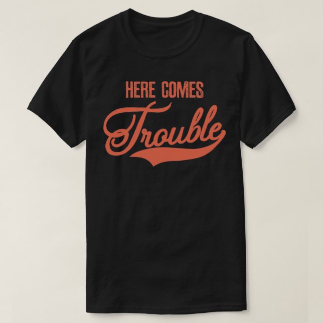 Camiseta Aqui vem o problema (Frente do Design)