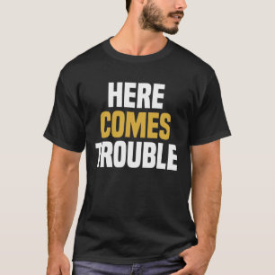 Camiseta Aqui Vem O Problema - Engraçado Dizer Sarcástico