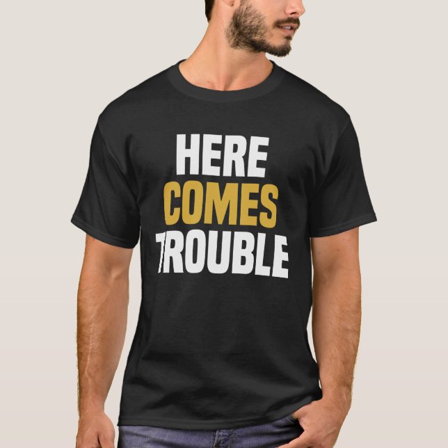 Camiseta Aqui Vem O Problema - Engraçado Dizer Sarcástico (Frente)
