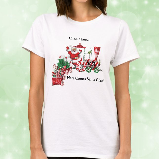 Camiseta Aqui vêm Papais noeis no trem de doces com cartas (Santa riding red white Christmas train candy canes letters on Here comes Santa tee shirt.)