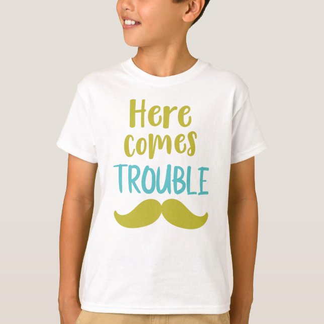 Camiseta Aqui Vem Problema, bigode, bigode (Frente)