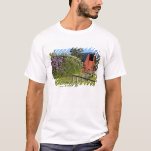 Camiseta arbustos de lilás em flor e pegas nas árvores