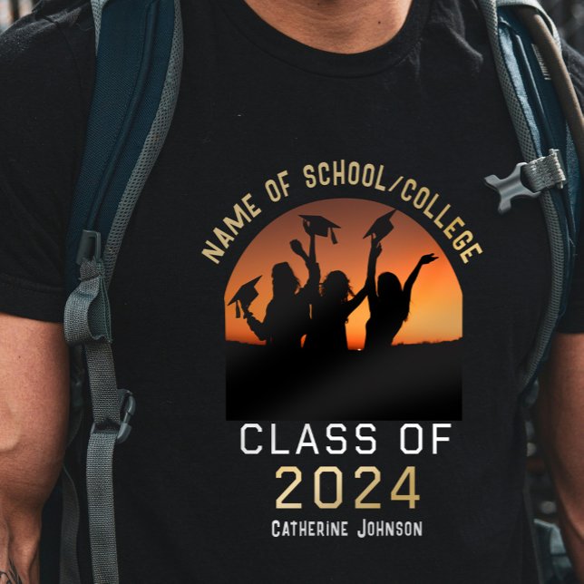 Camiseta Arch Photo Graduation Classe de Nome Personalizado (Arch Photo Graduation Class of 2024 Custom Name T-Shirt. Let everyone know the news of your grad.)