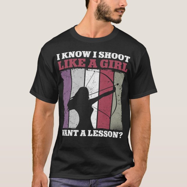 Camiseta Archery Eu Sei Que Atiro Como Uma Garota Quer Uma  (Frente)