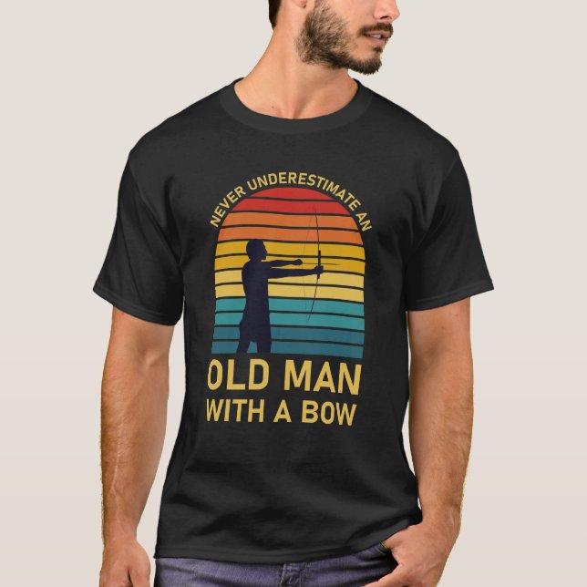 Camiseta Archery Nunca subestime um velho com um arco (Frente)