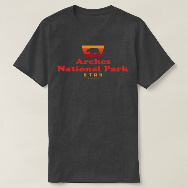 Camiseta Arches National Park Retro Crachá Bear Red (Frente do Design)