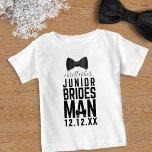 Camiseta Arco de Bridesman Tie Bridal Nome da Parte<br><div class="desc">Tratem o vosso noivo a combinar o arco com as camisas de mestres júnior! Apenas adicione o nome e a data do casamento e faça com que eles ajudem seus hóspedes com sua beleza. Roupa perfeita para ensaios de casamento</div>