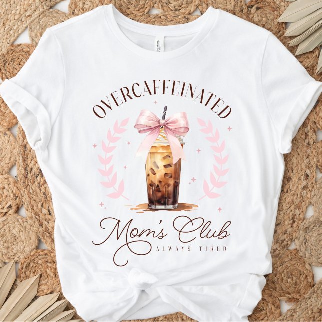 Camiseta Arco de café com café gelado do Clube de Mães Cuja (Cute coquette Overcaffeinated Mom's Club Always Tired funny white t-shirt with iced coffee, pink bow)