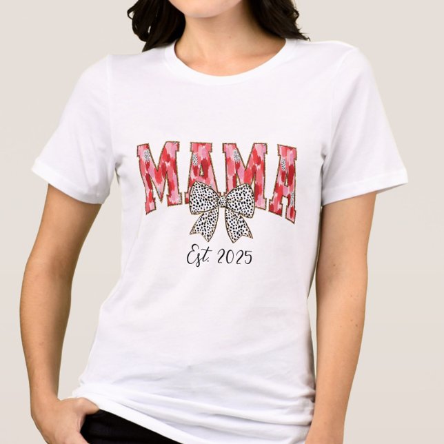 Camiseta Arco de Coquetes Vermelha e Rosa Chic Mama (Chic brushstroke “Mama” shirt with glitter accents, a coquette bow, and custom “Est. [Your Year].”)